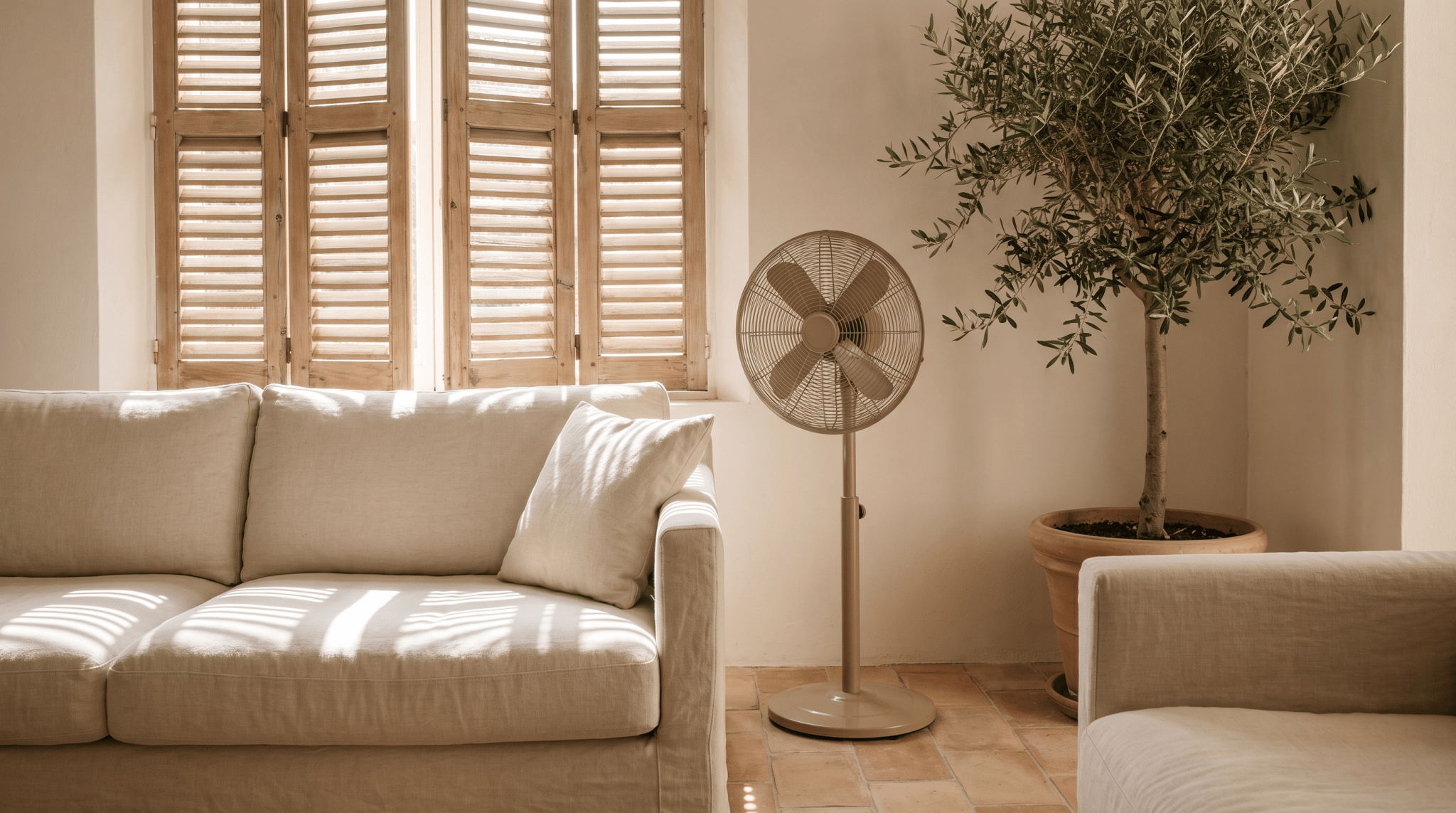 Salon français aux volets mi-clos pendant une canicule, lumière tamisée, univers Treelys®
