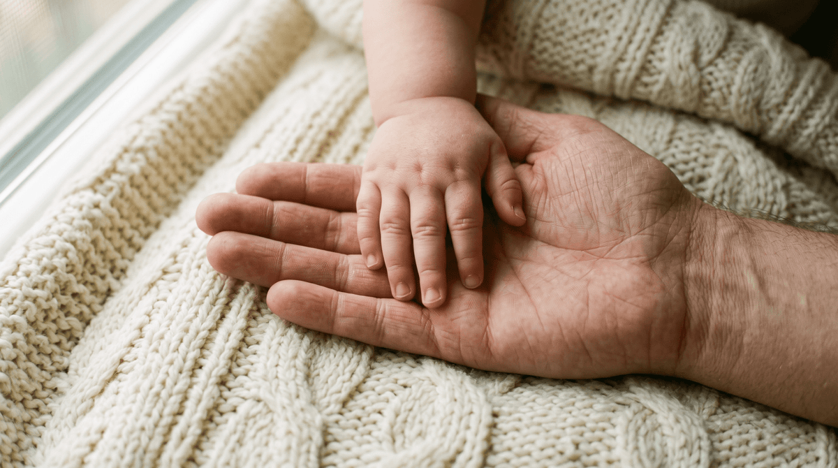 Photographie argentique de la petite main d'un enfant posée dans une main d'adulte, bébé fait des bisous – Treelys®