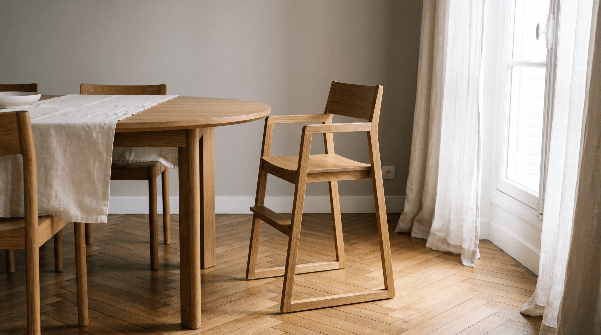 Chaise haute en bois clair près d'une table dans un intérieur français lumineux, univers Treelys®