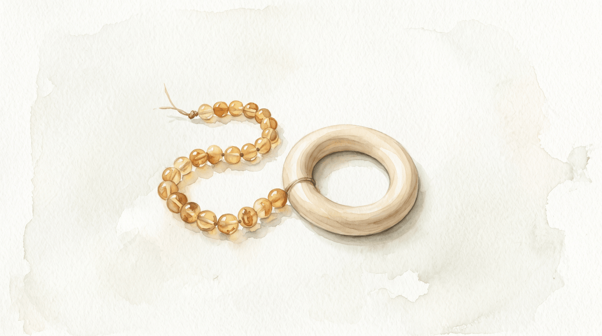 Perles d'ambre et anneau de dentition en bois, aquarelle — collier d'ambre bébé, Treelys®