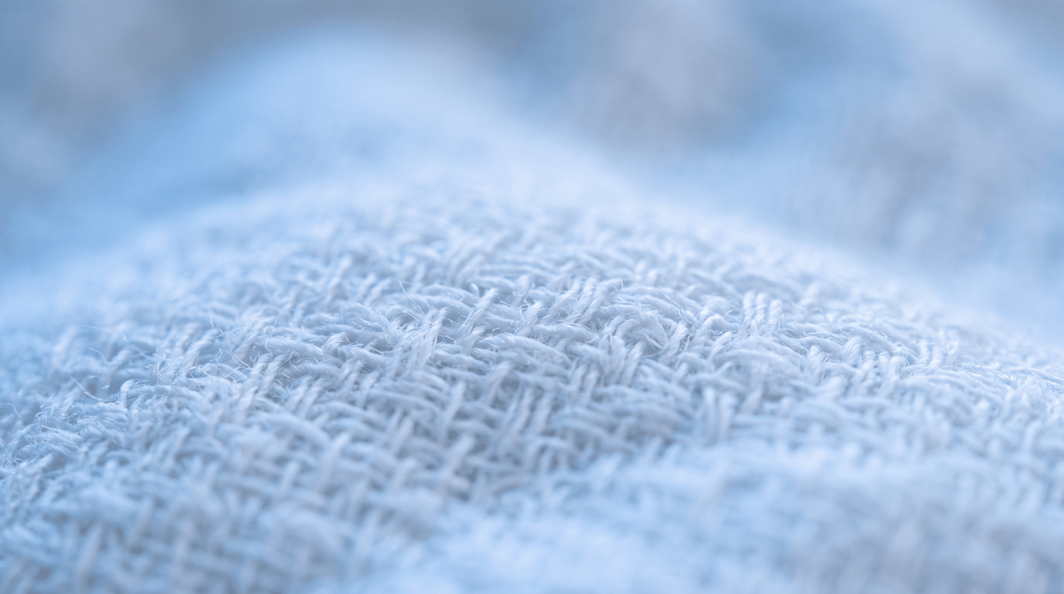 Macro texture of a white cotton muslin under blue phototherapy light, newborn jaundice – Treelys®