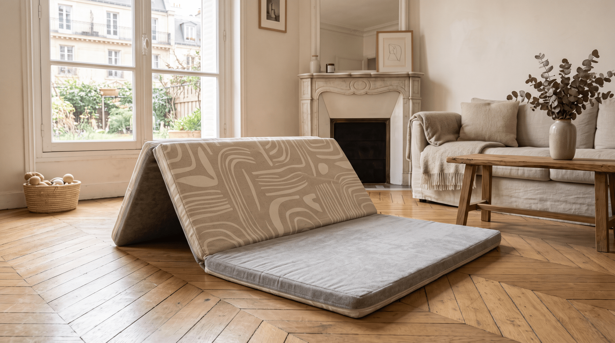 Tapis d'éveil pliable partiellement replié montrant ses deux faces, illustration Treelys® sur le tapis réversible
