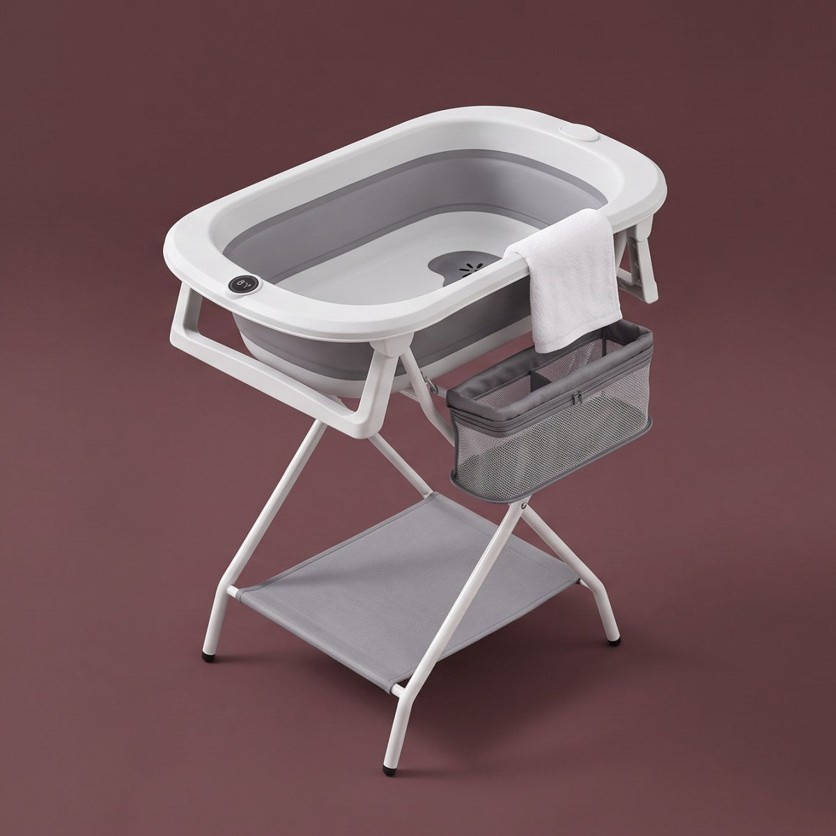 Baignoire bébé pliable Treelys sur son support réglable, fond mauve