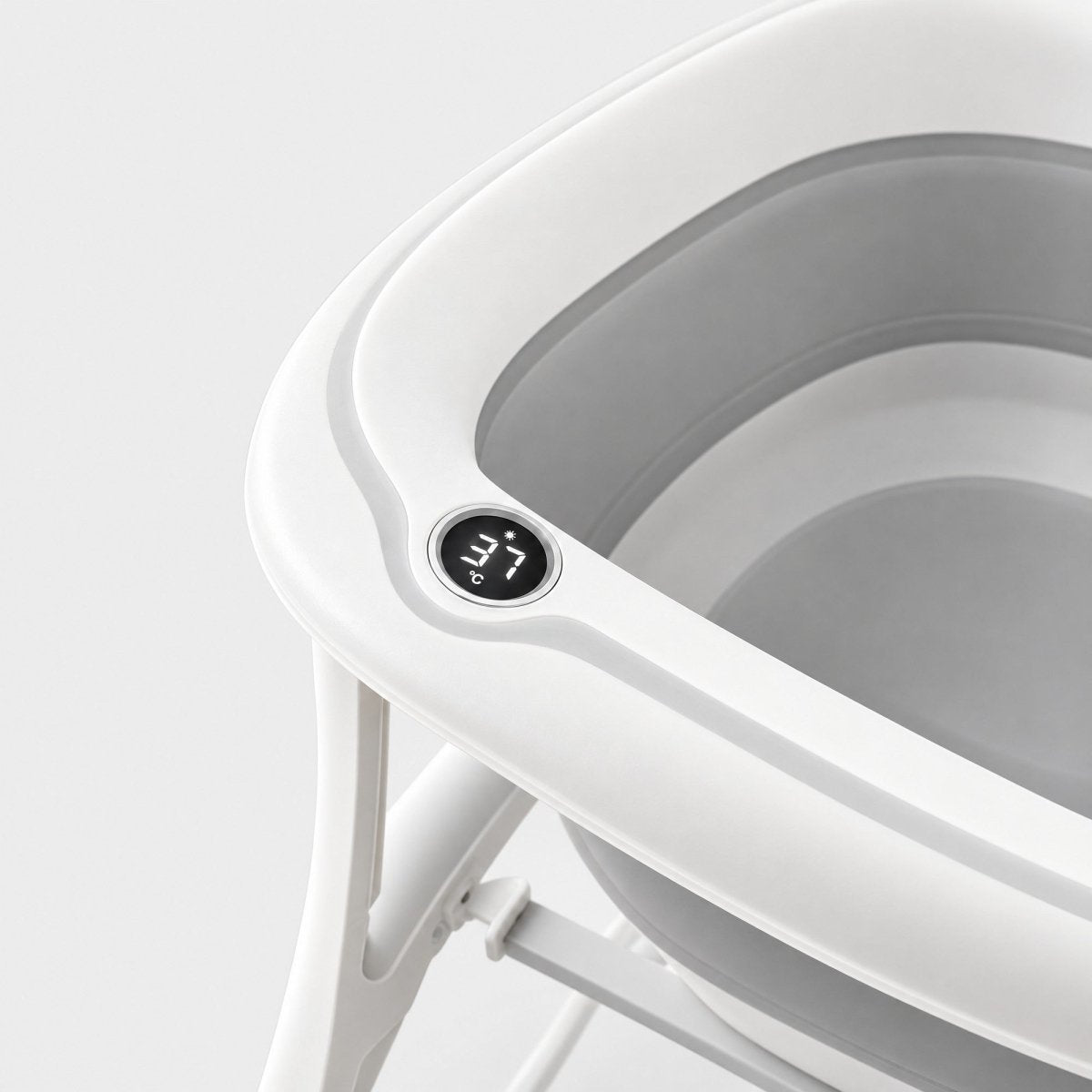 Close-up of the rim and thermometer of the Treelys baby bathtub