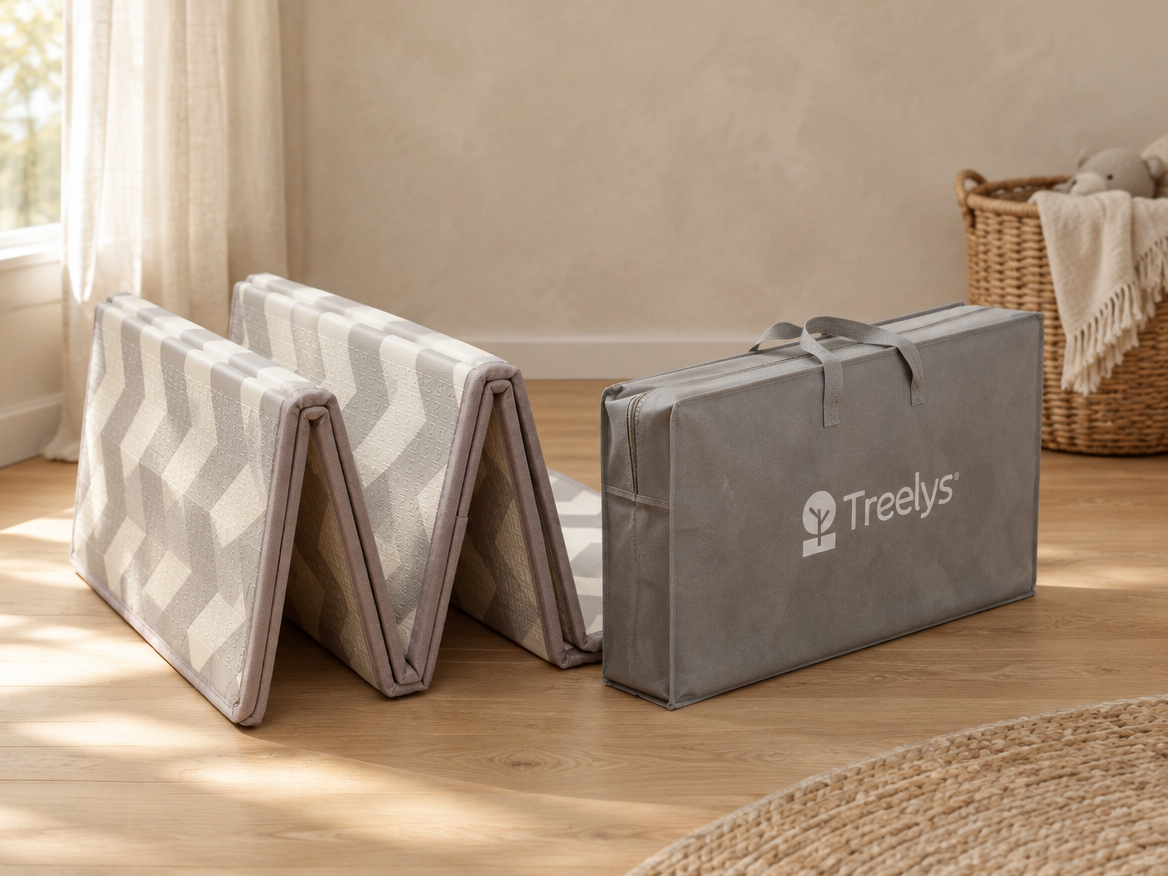 Tapis d'éveil Treelys plié en accordéon à côté de son sac de transport zippé