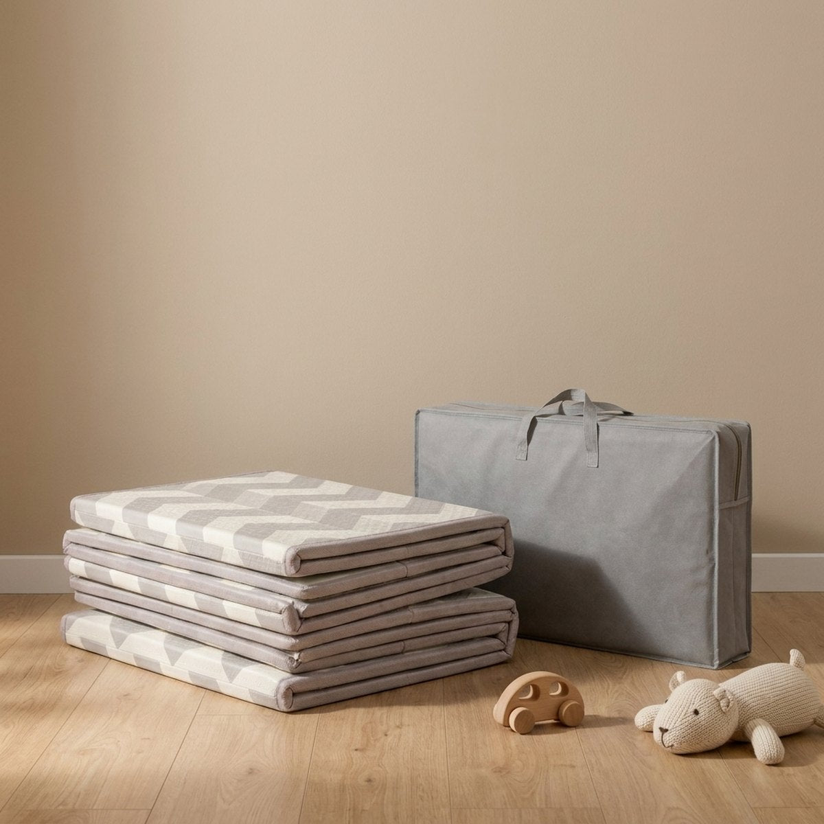 Tapis d'éveil pliable replié en accordéon à côté de son sac de transport